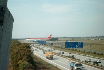 Flugzeug fährt über Autobahnbrücke