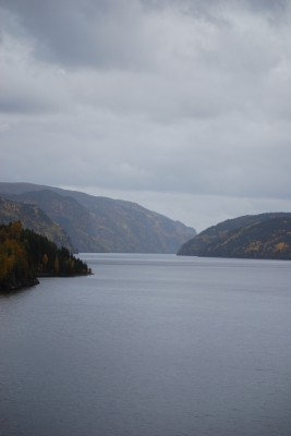 Fjord im Herbst