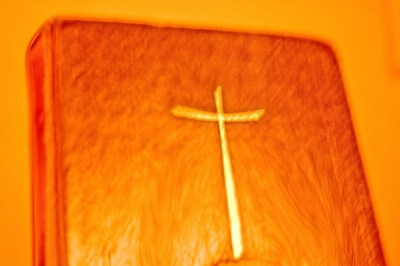 Bibel mit Kreuz