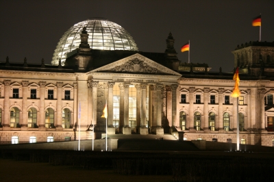 Bundestagsgebäude am Abend