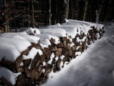 Verschneiter Holzstapel