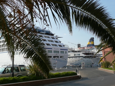 Fähren und Kreuzfahrtschiffe in Livorno/Toskana