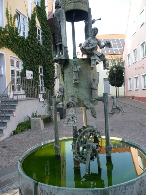 Schöner Marktplatzbrunnen in Harburg/Schwaben