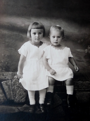 Geschwister (um 1915)