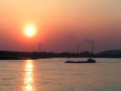 Duisburger Rhein bei Sonnenuntergang
