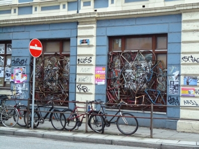 Alte Fahrräder als Kunst im Fenster
