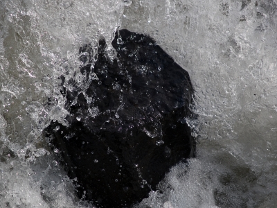 Stein trifft Wasser