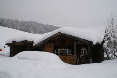 Schnee vorm Haus