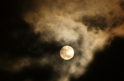 Mond mit Wolken