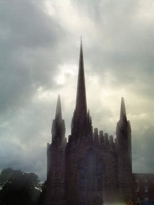 Dubliner Kirche im Gegenlicht