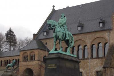 Barbarossa-Statue vor der Kaiserpfalz Goslar