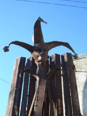 Figur am Zaun in Valparaiso