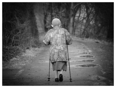 Alte Frau beim gehen