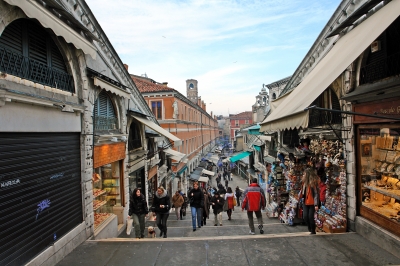 Venedig : Blick von der Rialtobrücke in die Ladenreihen