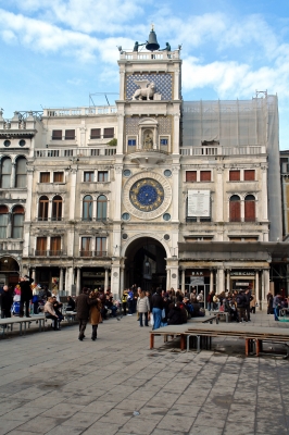 Venedig : Piazza San Marco: der mächtige Uhrturm von 1499