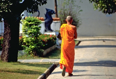 Mönch in einem Kloster in Thailand