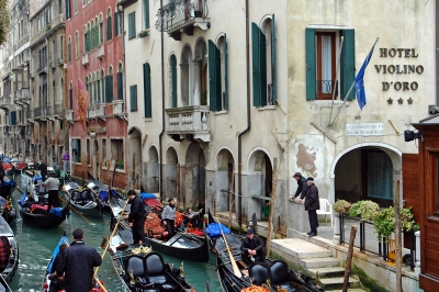 Venedig: Stau auf einer Wasserstraße