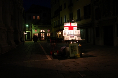 Venedig am Abend:  Künstlerstand am  Palazzo Cavalli Franchetti