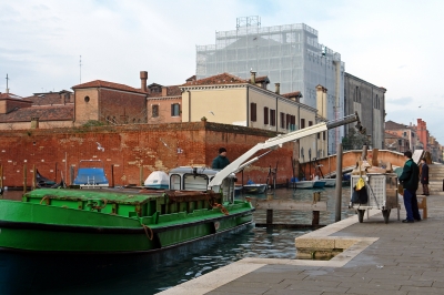 Venedig : Alles muss auf Booten transportiert werden