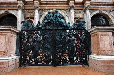 Venedig : Piazza San Marco: Schmiedearbeit am Fuße des Campanile