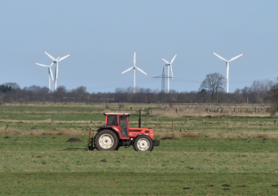 Traktor mit Windenergie