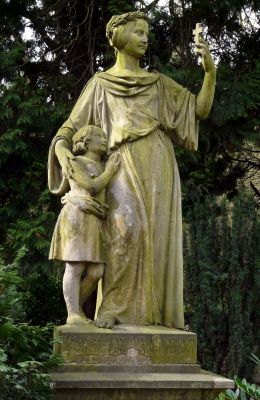 Grabskulpturen Mutter & Kind aus 19. Jhd