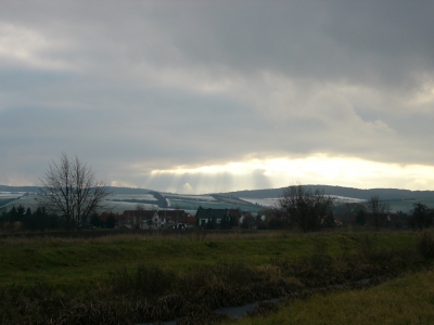 Dorf unter Wolken