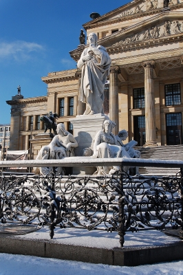 Denkmal im Schnee