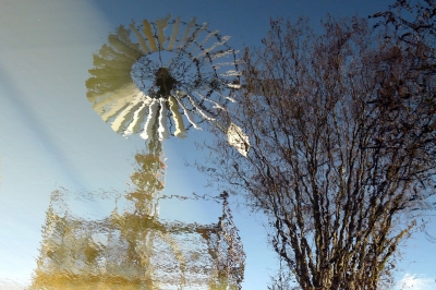 Windrad, Spiegelung auf Wasseroberfläche