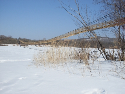 Holzbrücke im Winter