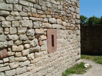 alte Mauer von Haus mit Schiessscharte