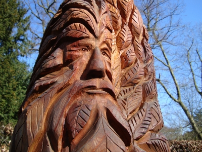 Holzskulptur mit Gesicht