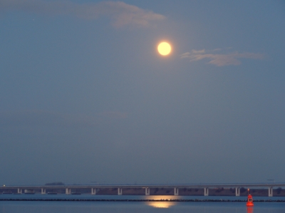 Mond über der Rügenbrücke