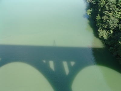 Schatten der Brücke auf Wasser
