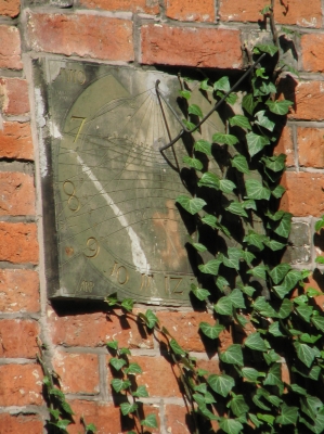 Älteste Sonnenuhr in Bremen im Domgarten