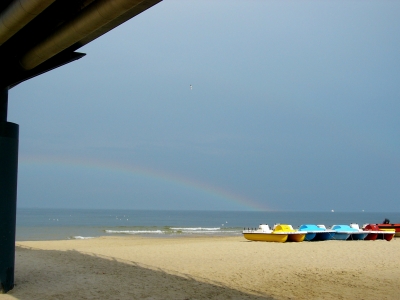 Tretboote und Regenbogen