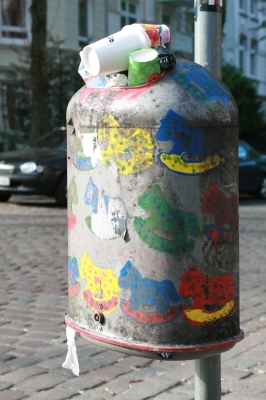 Bunt beklebter Abfallbehälter an Laternenpfahl in Hamburg