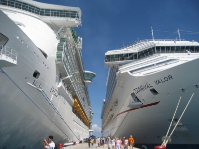 Zwei Kreuzfahrt Giganten: Freedom of the Seas & Carnival Valor