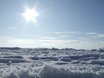 Sonne über Schneefeld