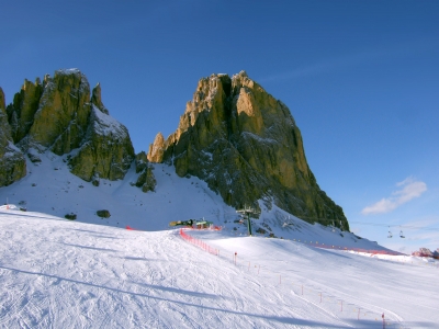 Dolomiten Langkofelgruppe mit Sessellift im Winter