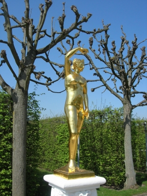 Hannover-Herrenhausen: Goldene Figur im Gartentheater