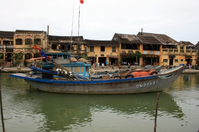 Boot vor Kaufmannshäusern in Hoi An, Vietnam