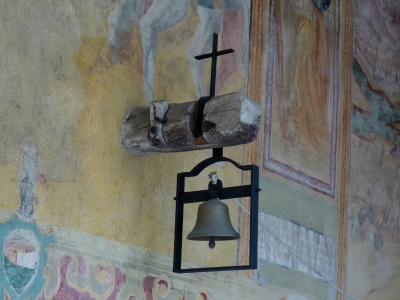 Glocke und Kreuz (Galatino/Apulien)