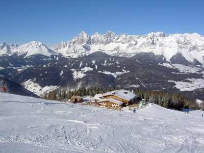 Skihütte mit Dachsteinblick