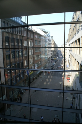 Blick auf eine Straße aus einem Einkaufzentrum in Hamburg 3