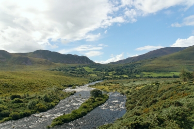 Südirische Flusslandschaft mit Bergen