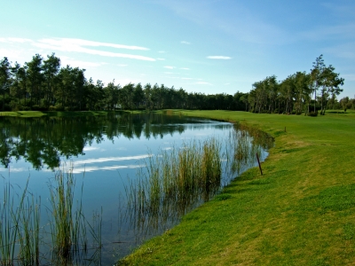 Seitliches Wasserhindernis auf dem Golfplatz