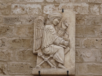 Engel (an der Nikolaus-Kirche in Bari, Italien)