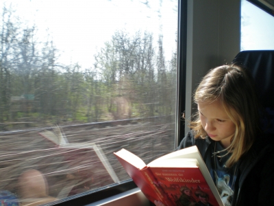 Mädchen liest im fahrenden Zug