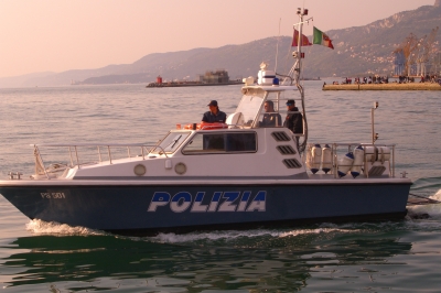 Polizeiboot im Hafen von Triest